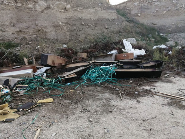 Denizli'de yol kenarına atılmış onlarca koronavirüslü tabut bulundu - Resim: 0