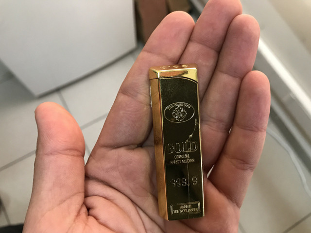 Mersin'de akılalmaz olay: Yaşlı adama çakmağı altın diye sattılar - Resim: 1