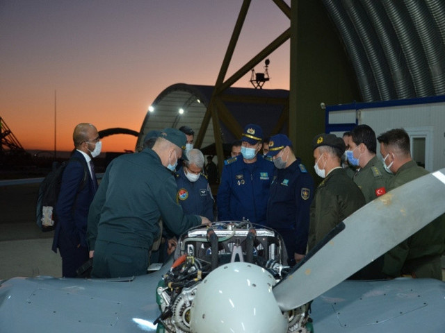 Kazakistan Savunma Bakanlığı heyetinen Türkiye'nin İHA üssüne ziyaret - Resim: 0