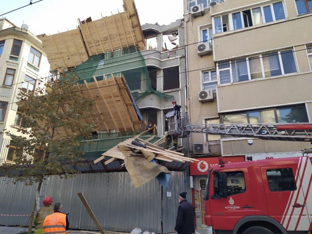 Fatih'te inşaat iskelesi tramvay yoluna düştü - Resim: 0