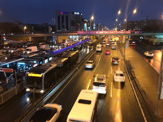 İstanbul'da trafik yoğunluğu yüzde 72 seviyelerine yükseldi - Resim: 0