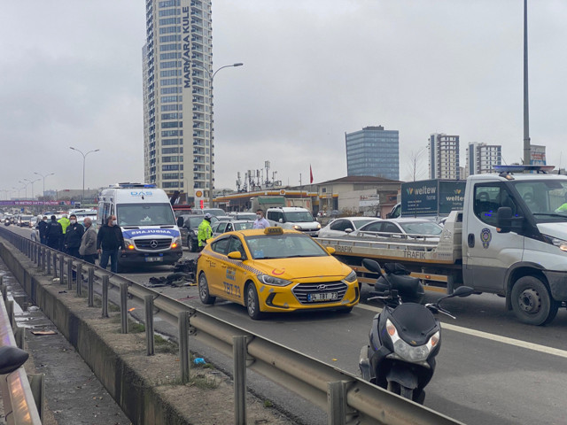 Emniyet şeridinde feci kaza! Kartal D-100'de motosiklet sürücüsü öldü - Resim: 1
