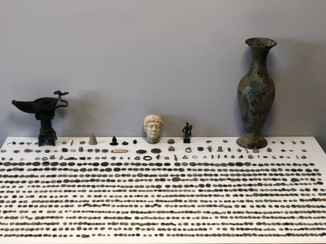 Hepsi Antalya'da ele geçirildi! Paha biçilemez eserler süpürge kutusundan çıktı - Resim: 1