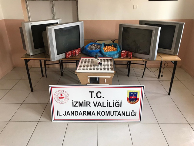 İzmir'de tavuk çiftliğinde 46 kişi kumar oynarken yakalandı - Resim: 1