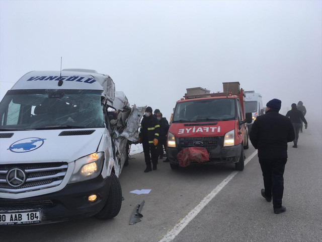 Hakkari'de yolcu minibüsü tırla çarpıştı: 4 ölü, 5 yaralı - Resim: 0