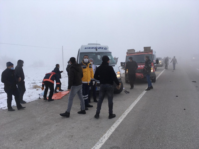 Hakkari'de yolcu minibüsü tırla çarpıştı: 4 ölü, 5 yaralı - Resim: 1