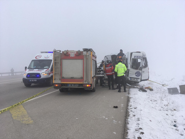 Hakkari'de yolcu minibüsü tırla çarpıştı: 4 ölü, 5 yaralı - Resim: 2