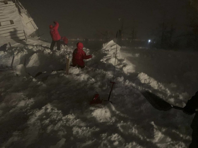 Rusya'da kayak merkezine çığ düştü: 5 ev kar altında kaldı - Resim: 1