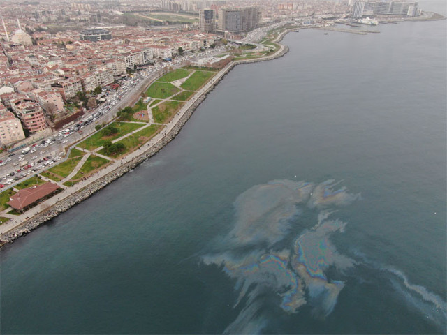 Marmara Denizi'ne geminin bıraktığı atık deniz yüzeyini bu hale getirdi - Resim: 0