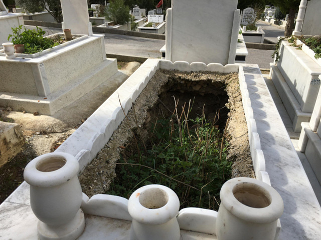 İzmir'i vuran sağanak nedeniyle mezarlarda çökme meydana geldi - Resim: 2