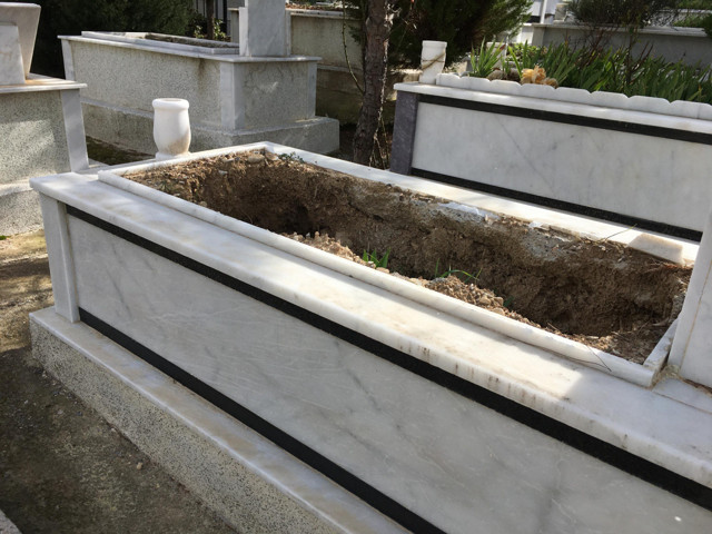 İzmir'i vuran sağanak nedeniyle mezarlarda çökme meydana geldi - Resim: 1