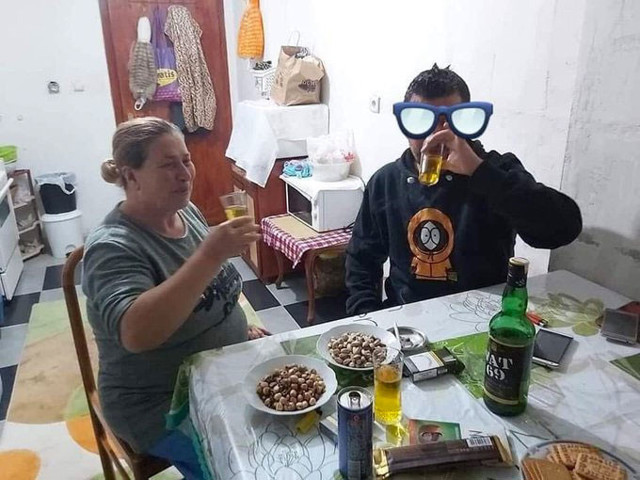 CHP merkezi önünde 'torunuma süt alamıyorum' demişti içki masası görüntüleri ortaya çıktı - Resim: 1