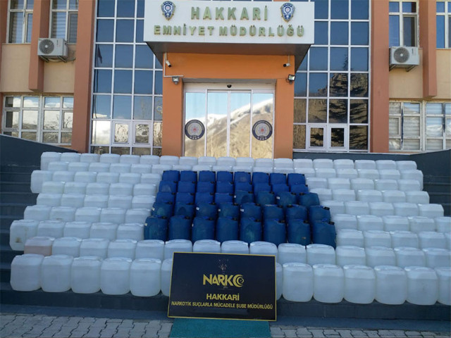PKK'ya büyük darbe indirildi Hakkari Valisi açıkladı tam 7 ton 420 litre... - Resim: 0