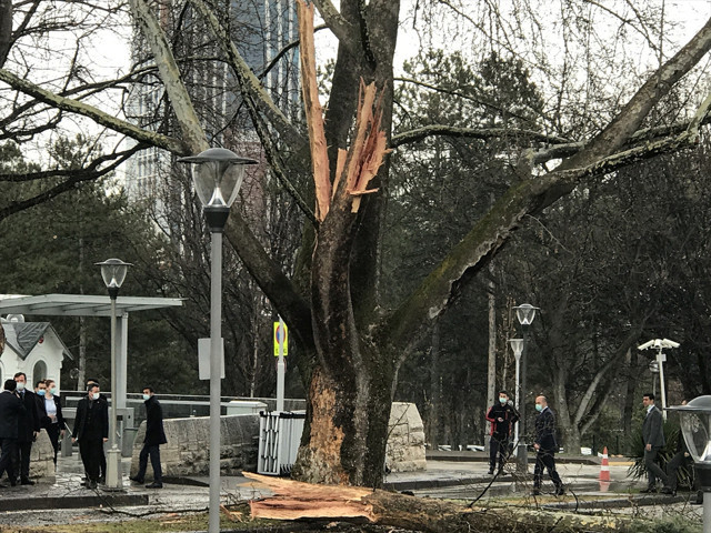 TBMM bahçesine yıldırım düştü! Herkes panik oldu - Resim: 4