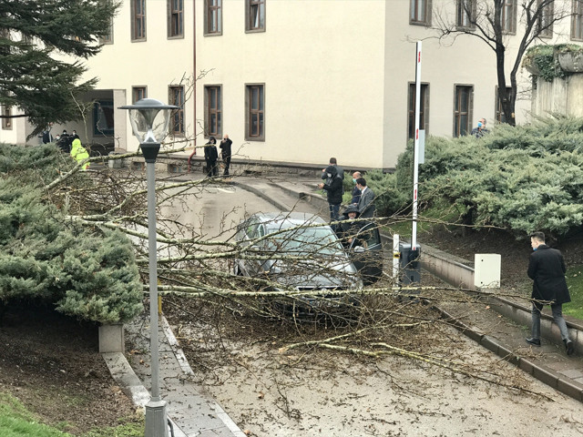TBMM bahçesine yıldırım düştü! Herkes panik oldu - Resim: 0