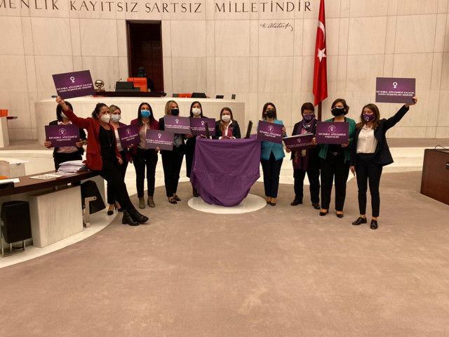 CHP'li vekilin Meclis'teki protestosuna uyarı cezası - Resim: 0