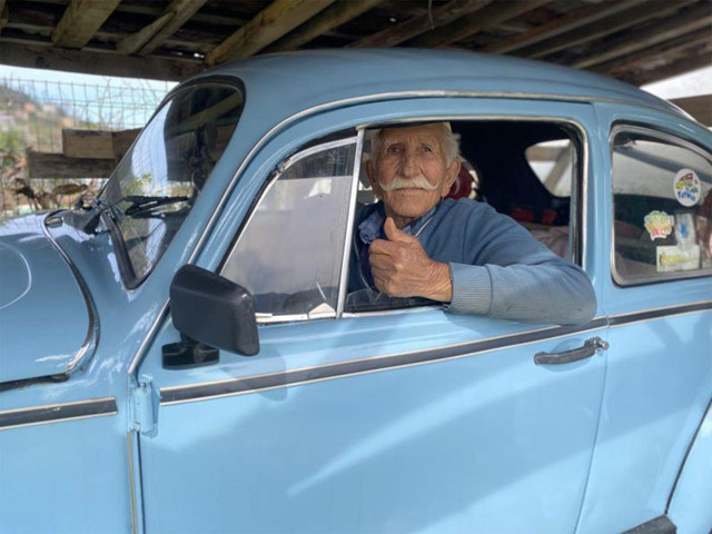 85 yaşındaki Altan dedenin vosvos aşkı: Aracım ustadayken bakımlarını tarif ediyorum - Resim: 0