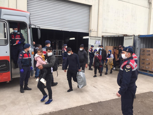 İzmir'de 3 konteynerden yasa dışı geçiş için bekletilen 100'e yakın sığınmacı çıktı - Resim: 1