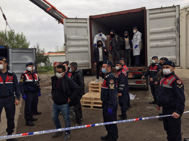 İzmir'de 3 konteynerden yasa dışı geçiş için bekletilen 100'e yakın sığınmacı çıktı - Resim: 2