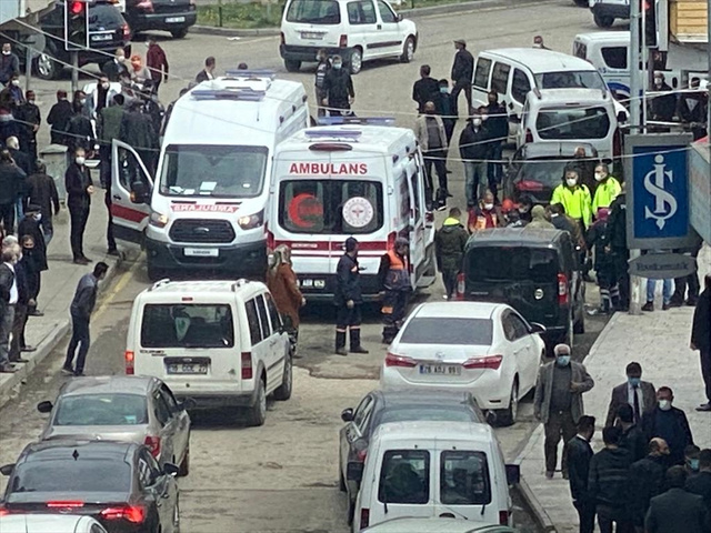 Erzurum'da sokak ortasında kabusu yaşadı! Sırtında bıçakla hastaneye götürüldü - Resim: 1