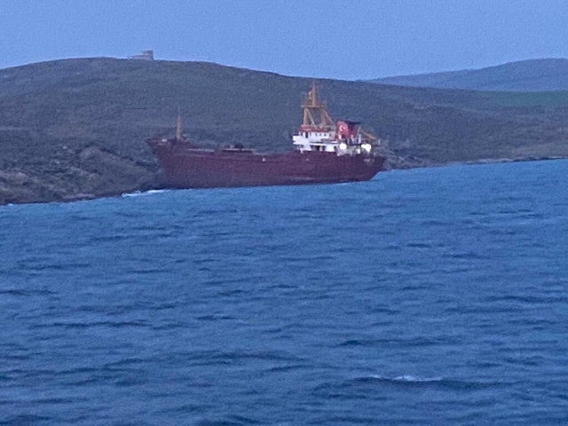 Çanakkale Bozcaada'da dümen arızası yapan kargo gemisi karaya oturdu - Resim: 1