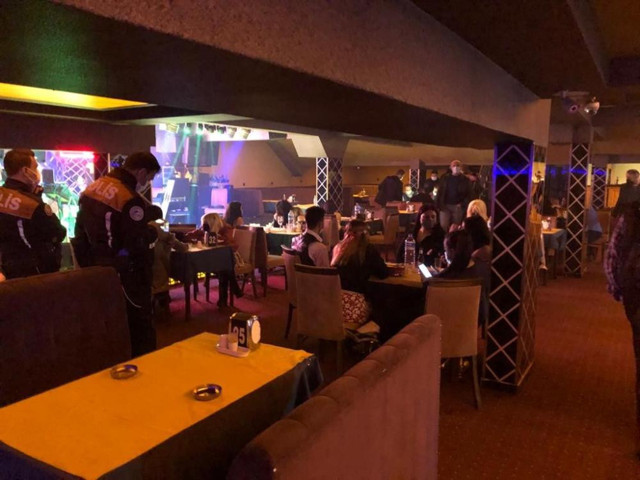 Adres yine Konya! Mührü kırılan mekana polis baskın yaptı: 53 kişi yakalandı - Resim: 0