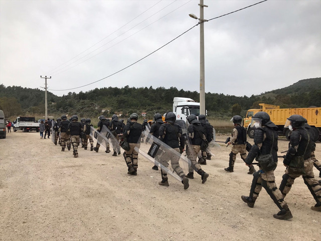 Muğla'da kaçak yapıların yıkımı sırasında gerginlik çıktı - Resim: 0