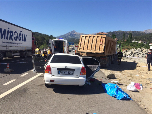 Kahramanmaraş'ta kamyona çarpan otomobilde aynı aileden 4 kişi öldü - Resim: 0
