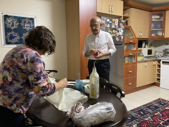 CHP lideri Kemal Kılıçdaroğlu mutfakta! Arife gününden bayram hazırlığını yaptı - Resim: 2