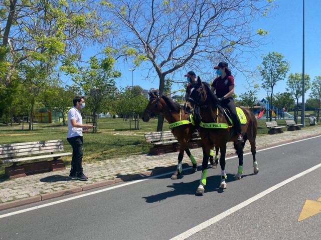 İstanbul'da atlı polislerden bayram denetimi - Resim: 1