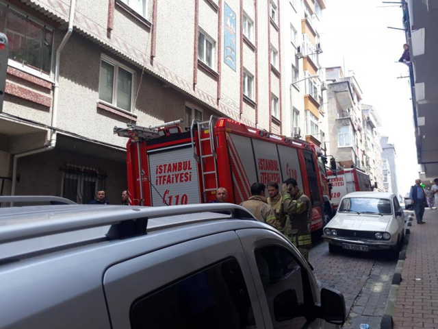 Bahçelievler'de 5 katlı binada yangın çıktı - Resim: 1