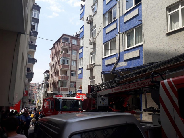 Bahçelievler'de 5 katlı binada yangın çıktı - Resim: 0