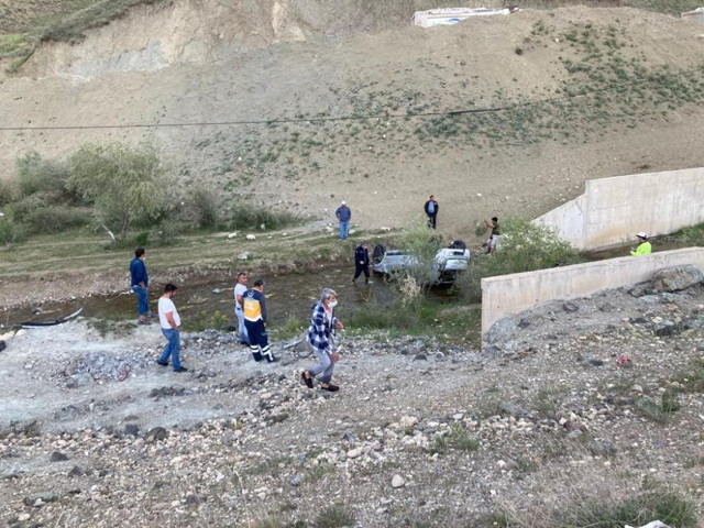 Erzurum'da genç hemşire dereye uçan araçta can verdi - Resim: 0