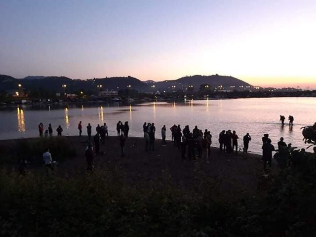 Giresun’da sahilde kıyafetler harekete geçirdi! 2 gençten biri boğuldu diğeri kayıp - Resim: 0