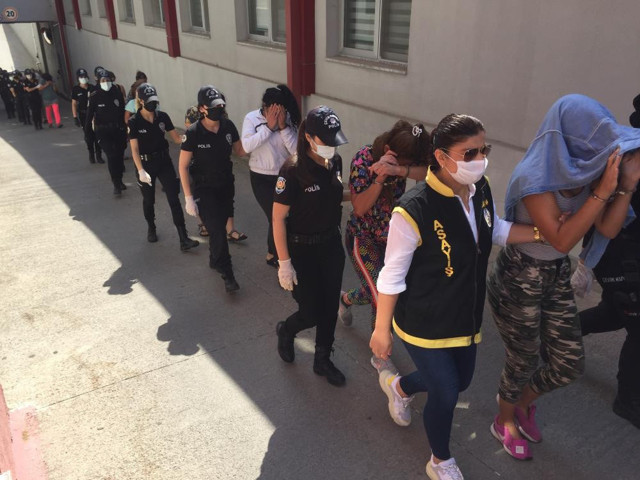 Otoyolda fuhuş bahanesiyle sürücülere gasp! Polis 'Conoca'yı çözünce şebekeyi çökertmiş - Resim: 0