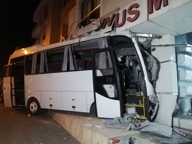 İzmir'de korku dolu anlar! Servis midibüsü mobilya mağazasına girdi: 12 yaralı - Resim: 1