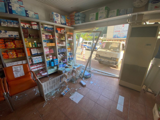 Antalya’da kardeşinin eczanesine kamyoneti ile daldı - Resim: 3