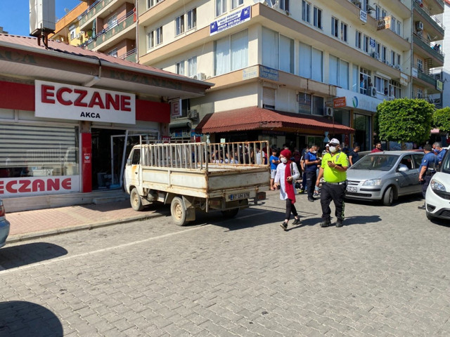 Antalya’da kardeşinin eczanesine kamyoneti ile daldı - Resim: 2