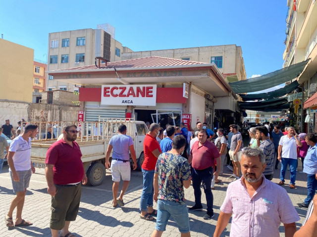 Antalya’da kardeşinin eczanesine kamyoneti ile daldı - Resim: 0