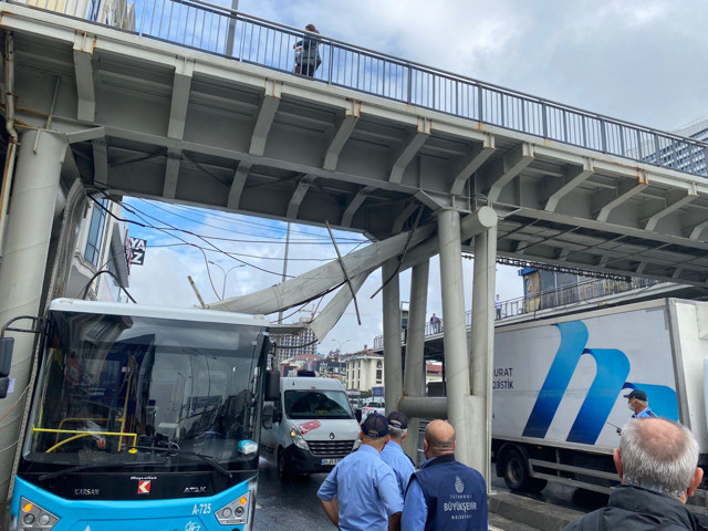 Avcılar'da E-5'te feci kaza! Üst geçidin demirleri midibüsün üzerine devrildi - Resim: 0