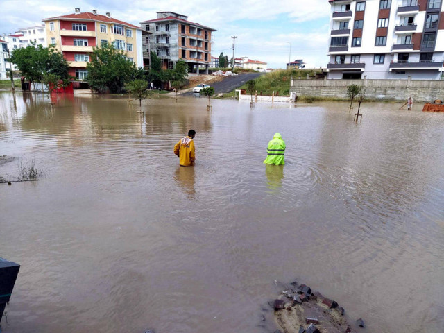 Tekirdağ Çorlu'da sağanak yağış cadde ve sokakları göle döndürdü - Resim: 0