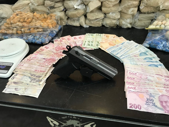 İstanbul Havalimanı'nda uyuşturucu operasyonu: Midelerinden eroin çıktı - Resim: 0