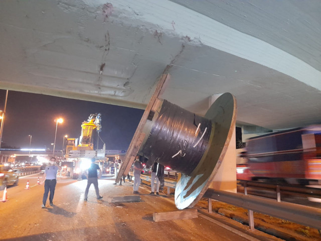 Bakırköy'de şoför yolu şaşırınca TIR'daki dev makara köprüde takılı kaldı - Resim: 0