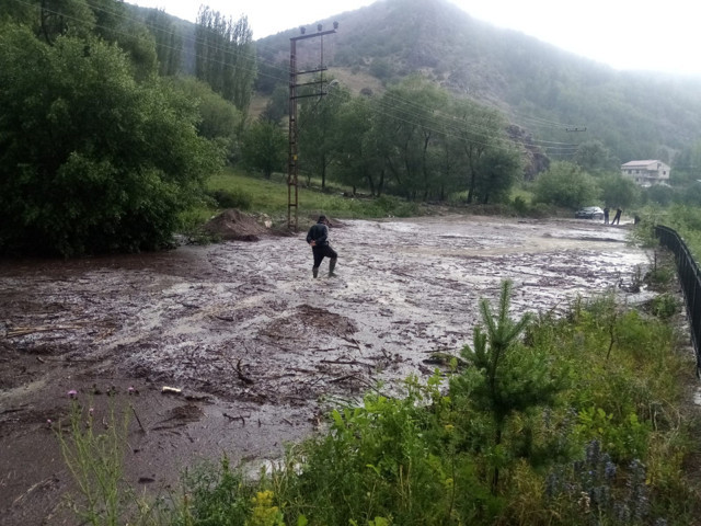 Giresun'da etkili sağanak sonrası dere taştı: Yollar çamurla kaplandı - Resim: 2