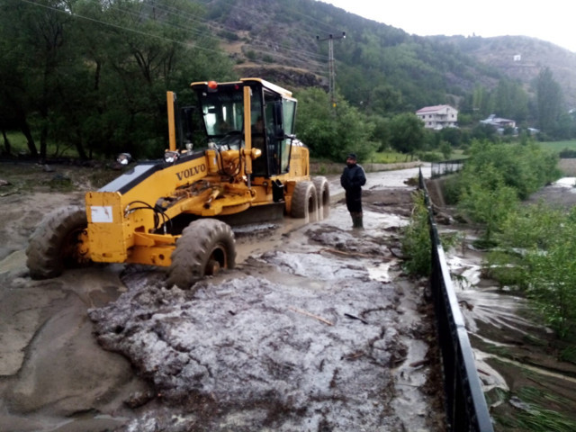 Giresun'da etkili sağanak sonrası dere taştı: Yollar çamurla kaplandı - Resim: 0