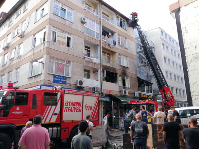 Kadıköy'de sabah saatlerinde yangın: 20 yaşındaki genç hayatını kaybetti - Resim: 1