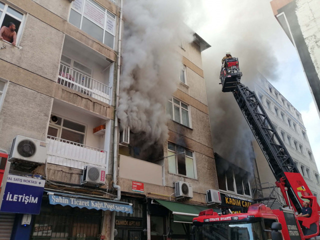 Kadıköy'de sabah saatlerinde yangın: 20 yaşındaki genç hayatını kaybetti - Resim: 0