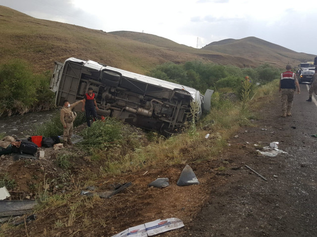 Ağrı'da yağmurla kayganlaşan yolda yolcu otobüsü devrildi 21 yaralı - Resim: 0