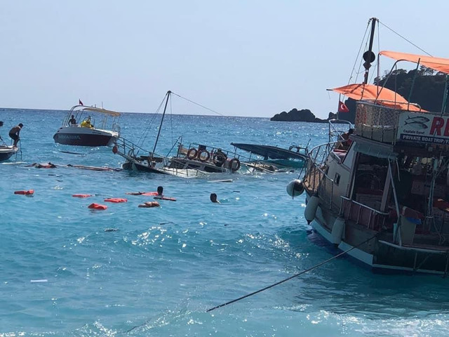 Muğla Fethiye'de tekne faciası! 35 yolculu tur teknesi battı yaralılar var - Resim: 0