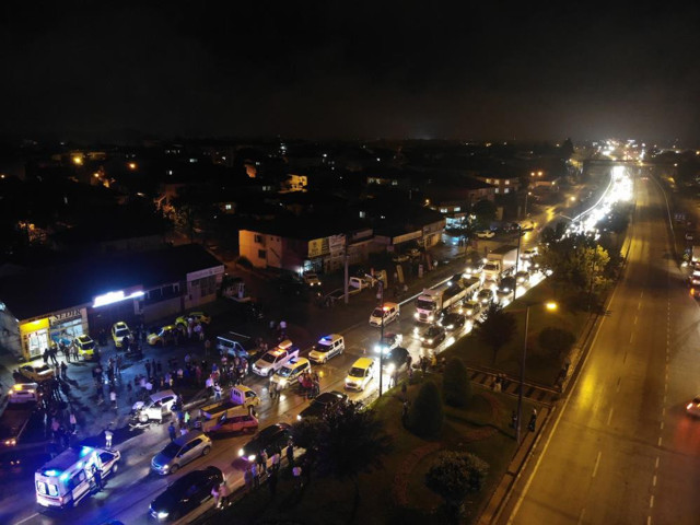Düzce’de zincirleme trafik kazası: 6'sı çocuk 15 kişi yaralandı - Resim: 0